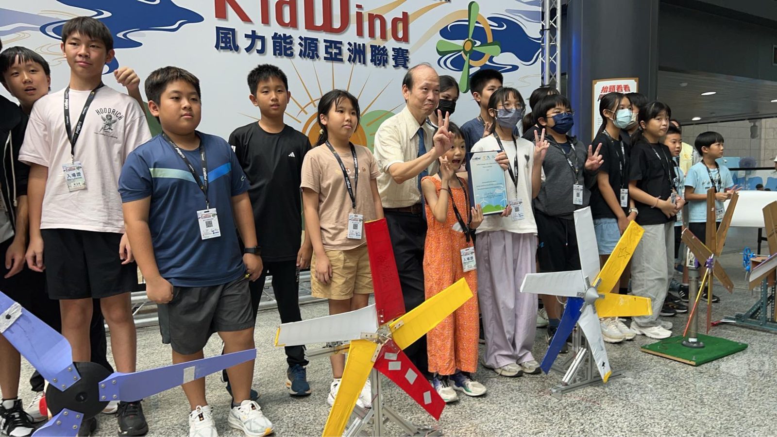 學生與自製風力發電機於 KidWind 風力能源亞洲聯賽會場合影
