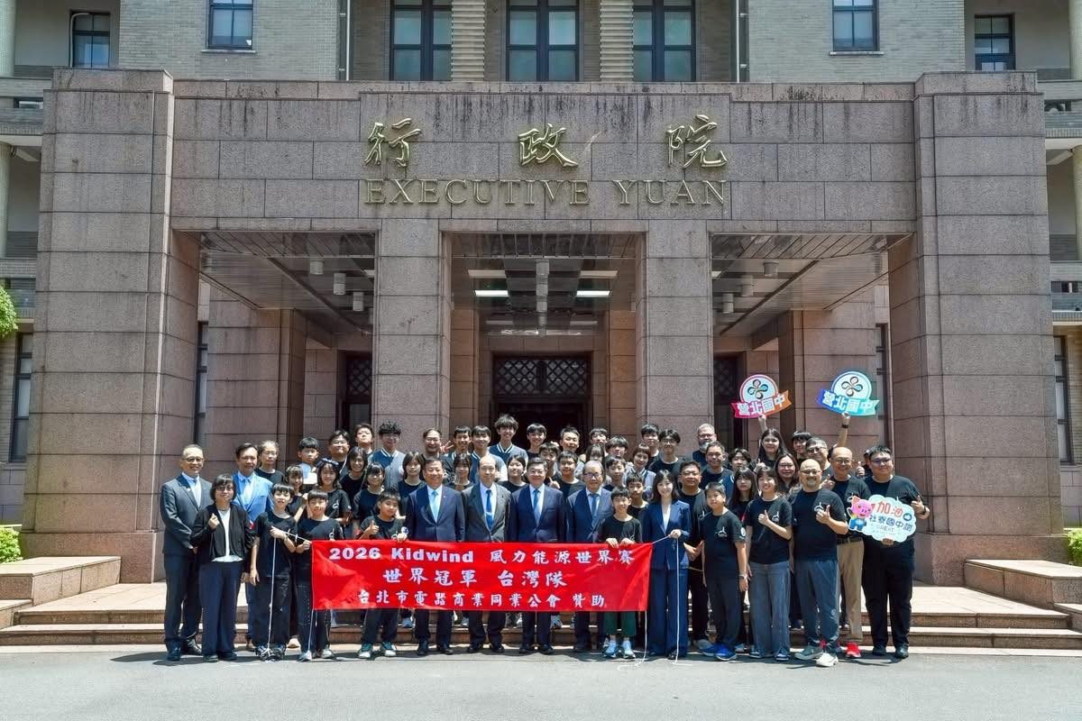 2026 KidWind 世界冠軍台灣隊於行政院前合影