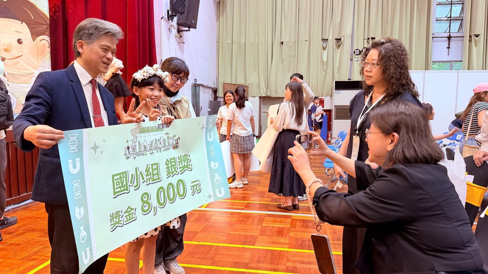 頒獎典禮上獲頒國小組銀獎