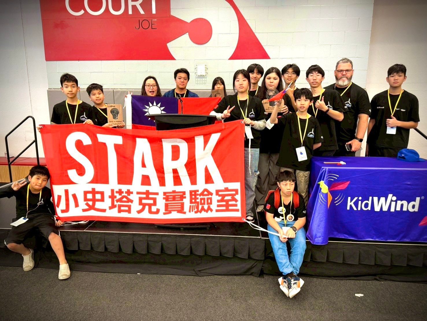 小史塔克選手於美國 KidWind 世界賽會場舉起 STARK 隊旗