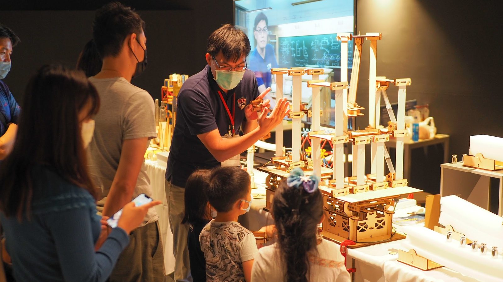 台灣科學節攤位：向親子展示木構模型與課程影片