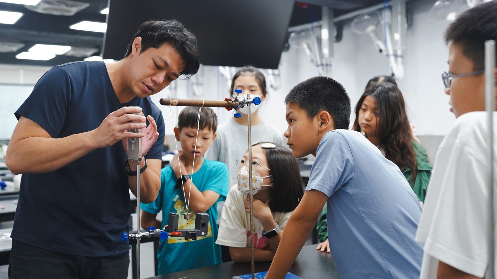 老師以力感測器向學生示範
